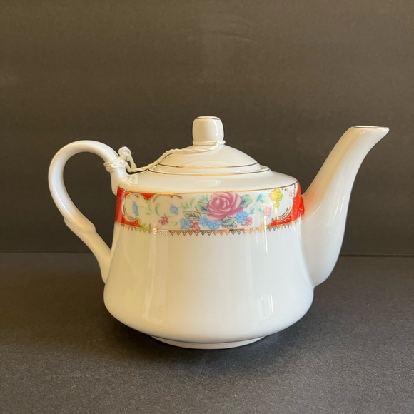 NARITA Other - NARITA PORCELAIN TEA POT ~ NEW